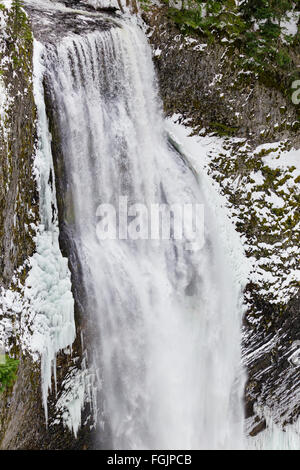 Salt Creek Falls sur col Willamette dans l'Oregon près de Eugene pendant l'hiver avec de la glace et l'eau gelée derrière les cristaux waterf Banque D'Images