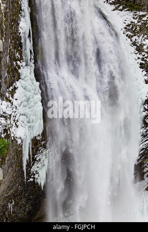 Salt Creek Falls sur col Willamette dans l'Oregon près de Eugene pendant l'hiver avec de la glace et l'eau gelée derrière les cristaux waterf Banque D'Images