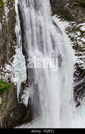 Salt Creek Falls sur col Willamette dans l'Oregon près de Eugene pendant l'hiver avec de la glace et l'eau gelée derrière les cristaux waterf Banque D'Images