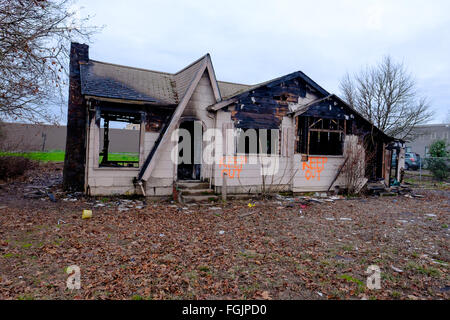 Maison incendiée presque entièrement dans un incendie majeur en ne laissant que les restes de ce endommagé la maison. Banque D'Images