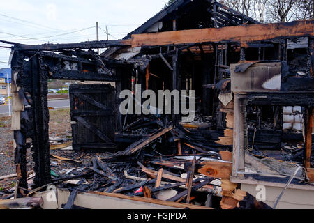 Maison incendiée presque entièrement dans un incendie majeur en ne laissant que les restes de ce endommagé la maison. Banque D'Images