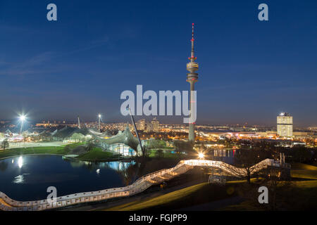 Parc olympique avec Tour Olympique, Halle olympique, piscine olympique, lac olympique et BMW siège dans la lumière du soir, Munich Banque D'Images