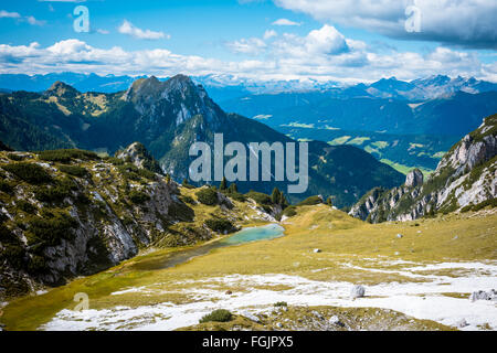 Vue panoramique sur le lac et les Dolomites italiennes Mitteralplsee Banque D'Images