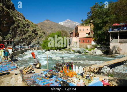 La neige sur les montagnes au village de Setti Fatma, le printemps dans la vallée de l'Ourika, près de Marrakech Maroc Banque D'Images