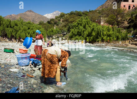 Lave-journée au village de Setti Fatma, le printemps dans la vallée de l'Ourika, près de Marrakech Maroc Banque D'Images