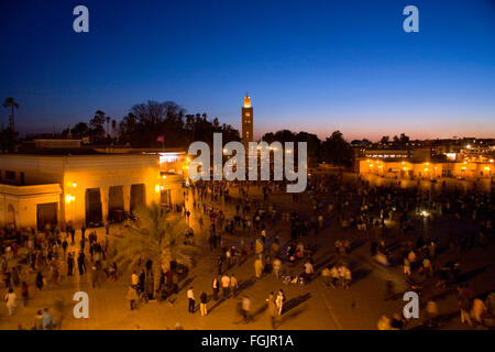 La mosquée de la Koutoubia au coucher du soleil dans la place Jemaa El Fna, Marrakech . Banque D'Images