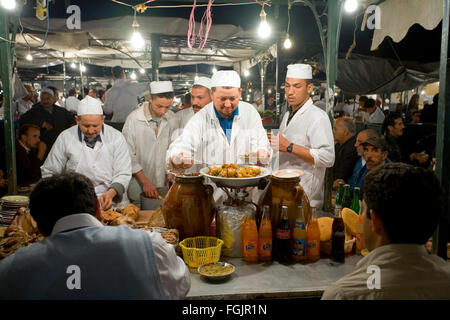 Chefs cooking nourriture dans la place Jemaa El Fna de Marrakech Maroc Banque D'Images