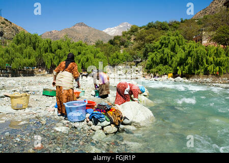 Laver les vêtements dans la rivière à setti Fatma, vallée de l'Ourika Maroc Banque D'Images