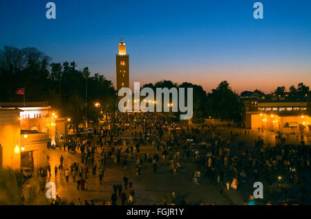 La Koutoubia et de la place Jemaa El Fna de Marrakech de nuit. Maroc Banque D'Images