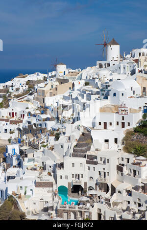 Santorin, GRÈCE - Octobre 5, 2015 : l'aspect de la partie d'Oia avec les moulins à vent. Banque D'Images