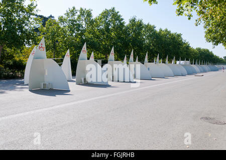 Confessionnaux en bois mis en place au parc El Retiro, à Madrid, en Espagne, pour la Journée mondiale de la Jeunesse (JMJ) Banque D'Images