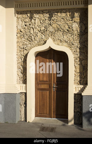 Grande porte en chêne massif avec corniche arabesque Banque D'Images