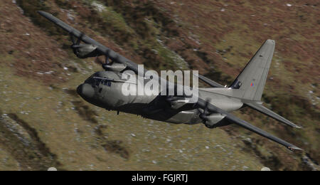 Un Lockheed C-130 Hercules de la RAF en passant par la boucle de Mach, au nord du Pays de Galles Banque D'Images