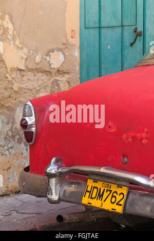 Retour détail arrière de la vieille voiture rouge à La Havane, Cuba, Antilles, Caraïbes, Amérique Centrale Banque D'Images