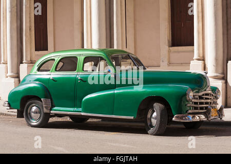 Classic American green Pontiac Silver Streak voiture garée dans la rue à La Havane, Cuba, Antilles, Caraïbes, Amérique Centrale Banque D'Images