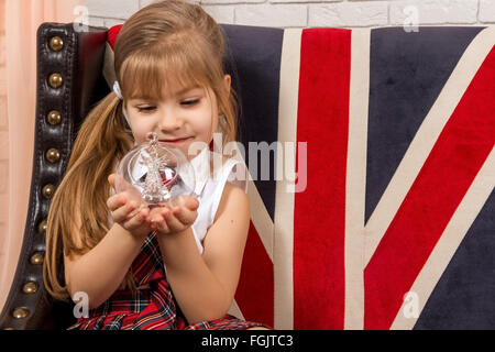 Fille assise sur une chaise avec un drapeau britannique Banque D'Images