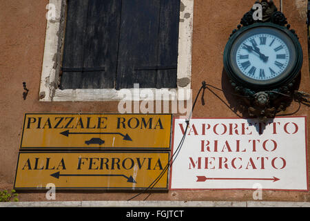 Confusion des plaques de rue sur un mur à Venise, Italie Banque D'Images