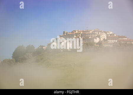 Dans le brouillard du matin, Castelluccio Piano Grande, Ombrie, Italie Banque D'Images