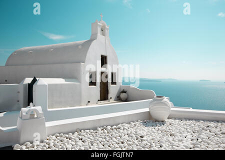 Santorin - l'apparence de petite église blanche dans la partie ouest d'Oia sur la caldeira. Banque D'Images