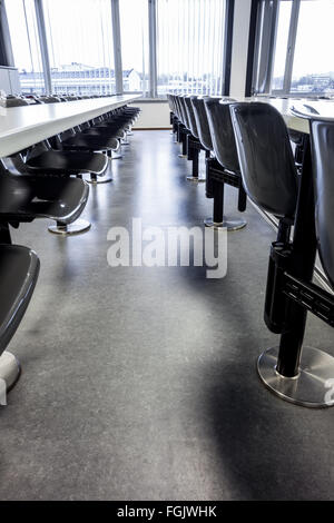 Chaises suspendues à l'auditorium dans un vieux bâtiment Banque D'Images