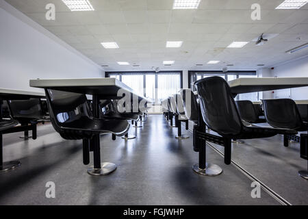 Chaises suspendues à l'auditorium dans un vieux bâtiment Banque D'Images