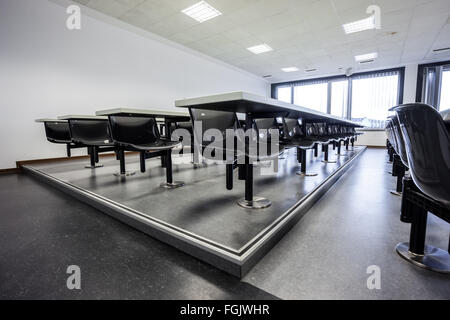 Chaises suspendues à l'auditorium dans un vieux bâtiment Banque D'Images