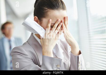 Femme malheureuse cachant son visage dans les mains Banque D'Images