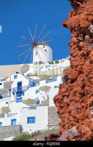 Santorin, GRÈCE - Octobre 5, 2015 : l'aspect de la partie d'Oia avec les moulins à vent. Banque D'Images