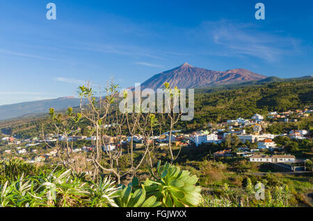 Le volcan de Teide et El Tanque ville de Mirador 7343 Molino, l'île de Ténérife, Espagne Banque D'Images