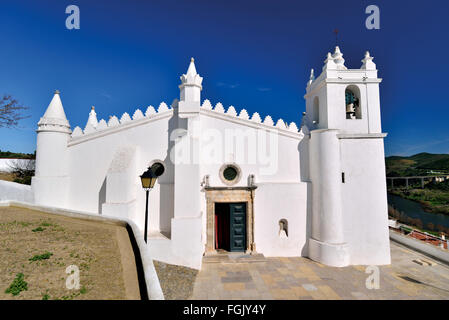 Le Portugal, l'Alentejo : Vue de face de l'église paroissiale et ancienne mosquée de Mértola Banque D'Images