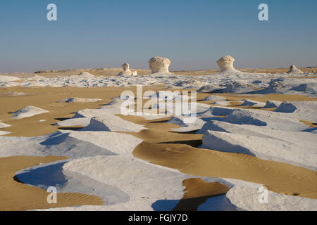 Le sable et le calcaire blanc ressemblant à de la glace dans une mer de sable (lumière du matin), Désert Blanc, Egypte Banque D'Images