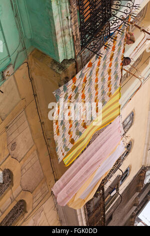 La vie quotidienne à Cuba - femmes cubaines à laver sur tomber sur le balcon à La Havane, Cuba, Antilles, Caraïbes, Amérique Centrale Banque D'Images