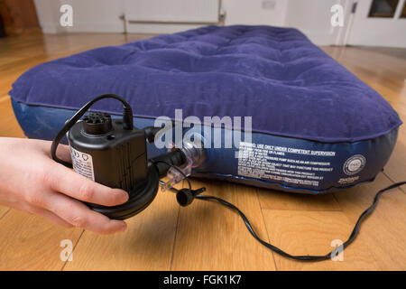 Un lit d'air d'être gonflés avec une pompe électrique Banque D'Images