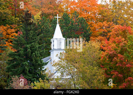 Clocher de l'église entouré de couleurs d'automne - Maple City au Michigan Banque D'Images