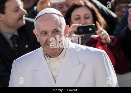 Cité du Vatican, Vatican. Feb 20, 2016. Le pape François a sa deuxième audience en cette Année jubilaire de la miséricorde sur la Place Saint Pierre dans la Cité du Vatican, Vatican. La parole aux milliers de pèlerins et visiteurs se sont réunis le samedi, a dit le Saint-Père dans ces semaines avant Pâques l'église a été d'inviter les fidèles à approfondir leur engagement "pour exprimer la miséricorde de Dieu dans chaque aspect de leur vie quotidienne." Crédit : Giuseppe Ciccia/Pacific Press/Alamy Live News Banque D'Images