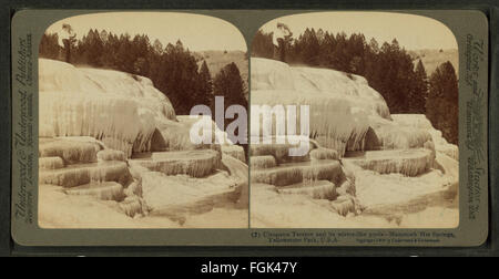 Terrasse Cléopâtre et son miroir comme des piscines - Mammoth Hot Springs, le parc de Yellowstone, U.S.A, par Underwood & Underwood 2 Banque D'Images