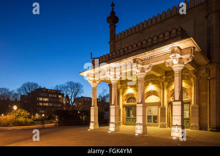 Soirée au musée et galerie d'Art de Brighton, East Sussex, Angleterre. Banque D'Images