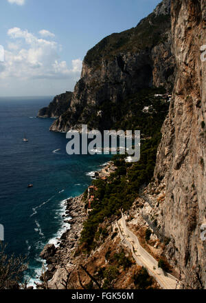 Faraglioni di Mezzo, l'île de Capri - Italie Banque D'Images