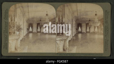 Cette photographie de la collection Robert N. Dennis montre la salle est de la Maison Blanche, où se tiennent les réceptions présidentielles, en se concentrant sur l'aménagement intérieur et la grandeur de l'espace. Banque D'Images