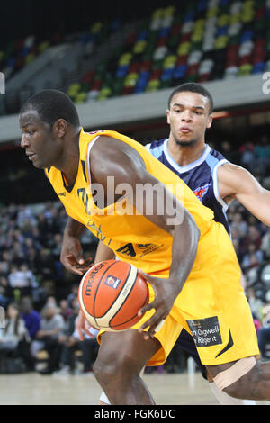 Londres, Royaume-Uni, 19 février 2016. Les Lions de Londres' Olu Oyedeji avec la balle et Warren Gillis derrière lui au cours de la London Lions contre Glasgow Rocks jeu BBL à l'Arène de cuivre dans le parc olympique. Credit : Rastislav Kolesar/Alamy Live News Banque D'Images