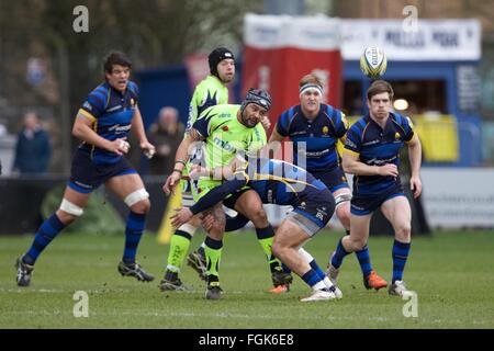 Sixways Stadium, Worcester, Royaume-Uni. Feb 20, 2016. Aviva Premiership. Worcester Warriors contre les Sale Sharks. Sale Sharks center Sam Tuitupou est abordé. Credit : Action Plus Sport/Alamy Live News Banque D'Images