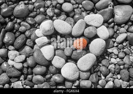 Santorin - Le détail des pemza Bleck de plage avec le cœur blanc. Banque D'Images