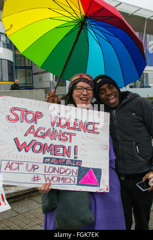 Peckham, Londres, 20 février 2016, 'Stop à la violence contre les femmes, dit l'écriteau que deux personnes posent sous un parapluie arc-en-ciel. Crédit : David Rowe/Alamy Live News Banque D'Images