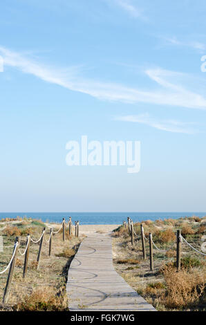 Promenade en bois avec rambarde menant à une plage et à l'océan Banque D'Images