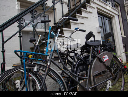 Les bicyclettes contre un escalier à Amsterdam Banque D'Images