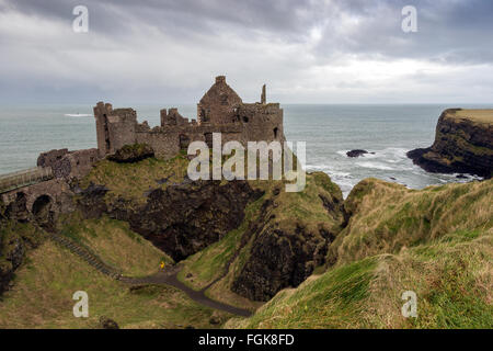 Ruines du château de Dunluce en Irlande du Nord Banque D'Images