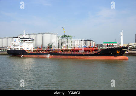 Produits chimiques amarrés dans le port de Rotterdam. Banque D'Images