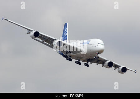 Airbus A380 tournant à la terre lors de la 51e International Paris Air Show. Banque D'Images