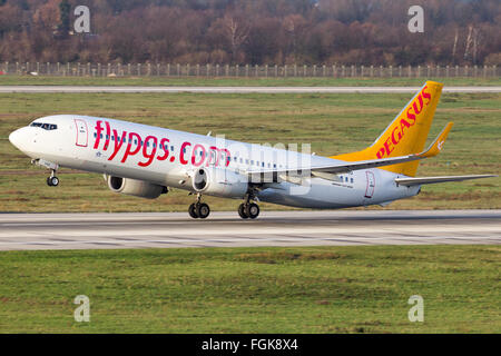 Pegasus Airlines Boeing 737-800 le décollage de l'aéroport de Düsseldorf. Banque D'Images