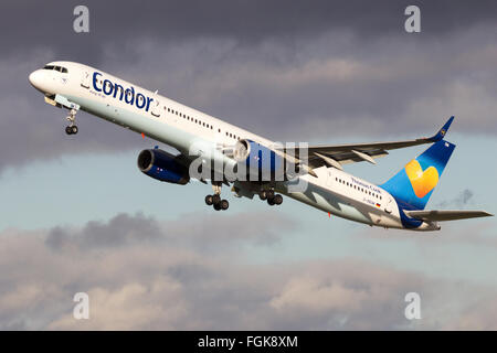 Condor Flugdienst (Thomas Cook) Boeing 757 le décollage de l'aéroport de Düsseldorf. Banque D'Images